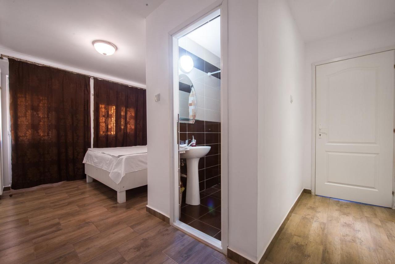Casa 4 Odai Hotell Douăzeci şi Trei August Exteriör bild